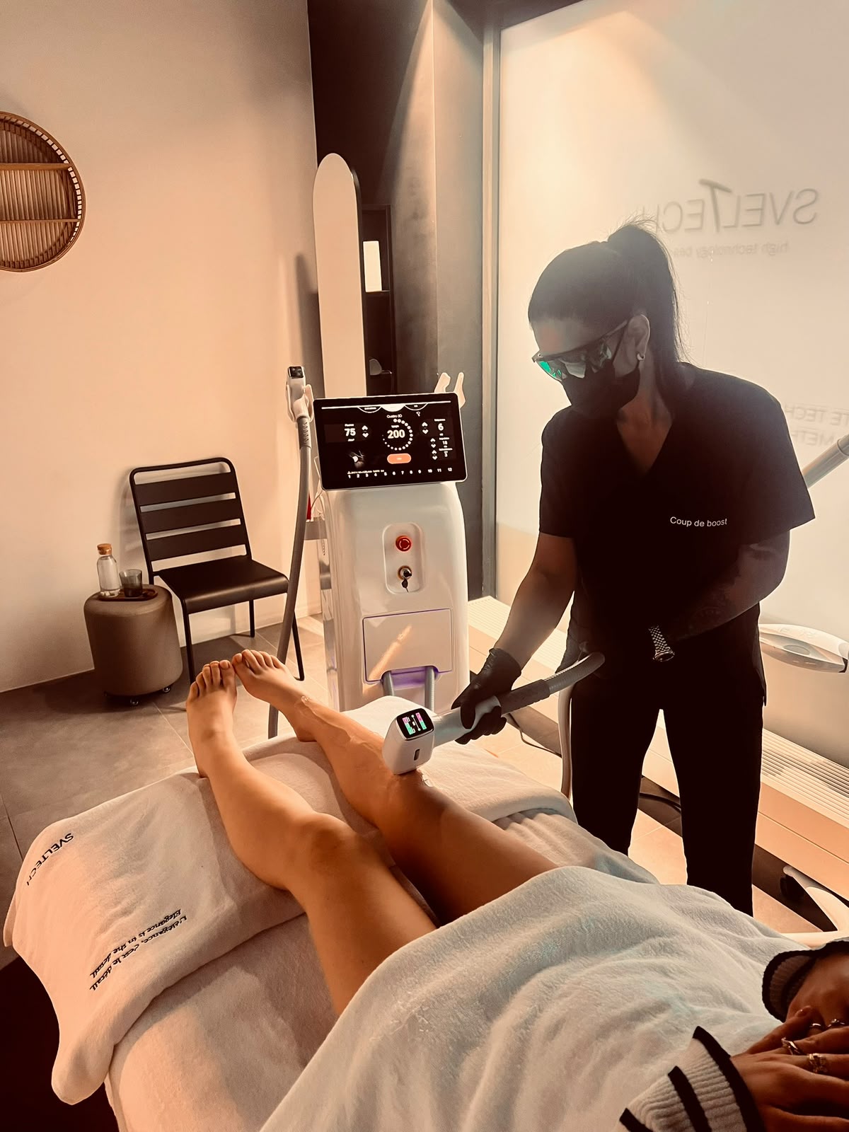 Séance d'épilation laser diode sur les jambes au centre SvelTech